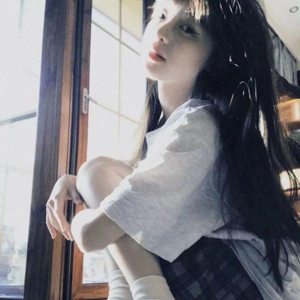 穿黄睡衣的女孩